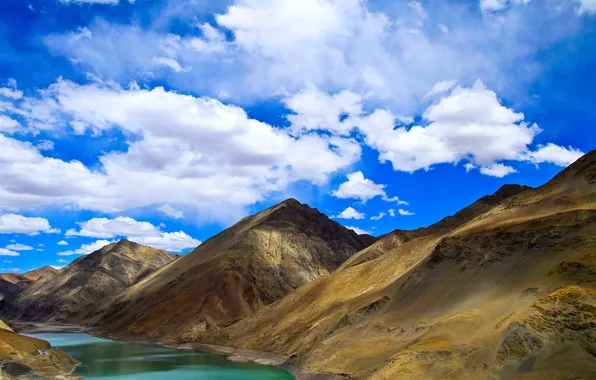 The sky, clouds, mountains, lake