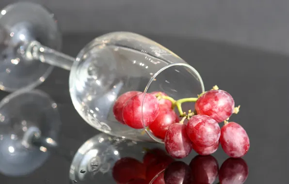 Picture reflection, table, glass, grapes