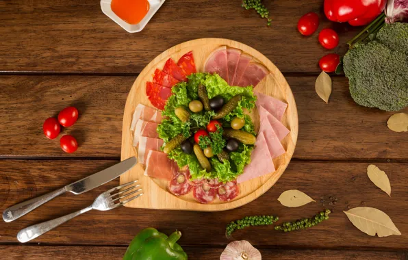 Meat, vegetables, tomatoes, sausage, broccoli, cuts