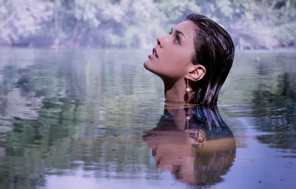 Picture reflection, profile, in the water