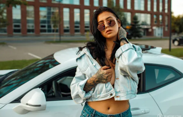 Machine, auto, girl, pose, hands, tattoo, glasses, dzhinsovka