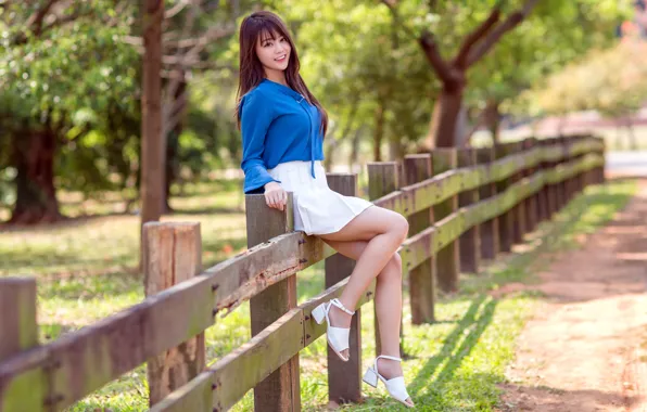 Girl, the fence, Asian