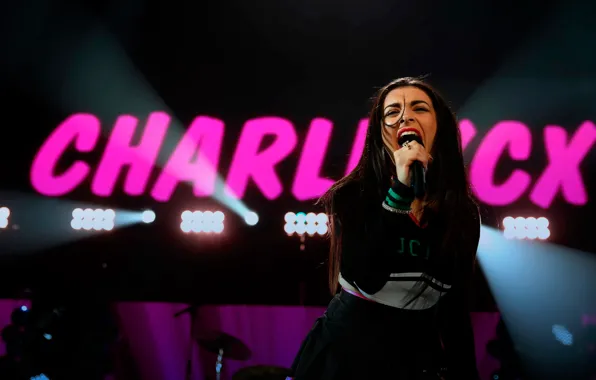 Picture concert, singer, speech, Charli XCX