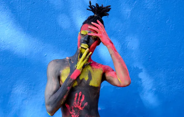 Picture pose, hairstyle, coloring, gesture, blue background, blue background, pose, African