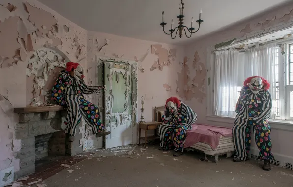 Picture room, fireplace, clowns