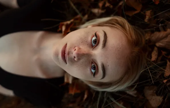 Picture lies, Aleks Five, freckles, on the grass, leaves