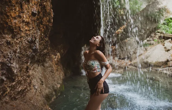 Picture squirt, pose, rock, stones, model, shorts, waterfall, makeup
