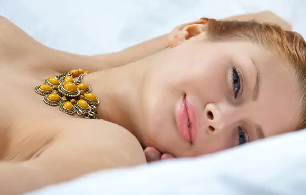 Look, smile, necklace, bed