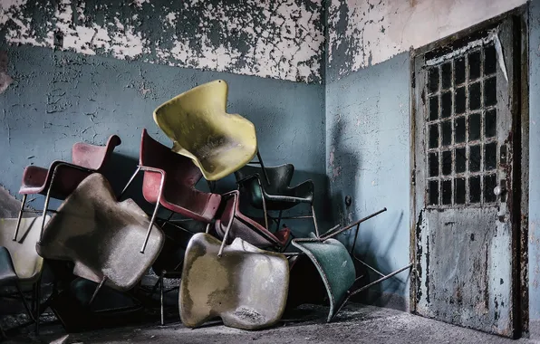 Picture room, the door, chair