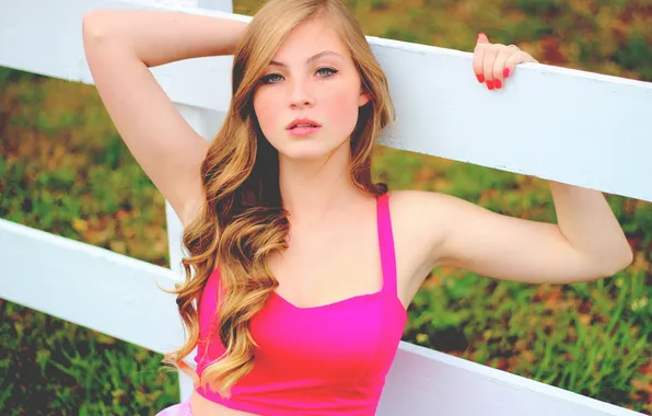 Look, girl, the fence