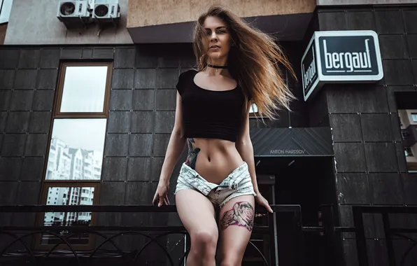 Girl, sexy, house, street, shorts, tummy, Mike, figure