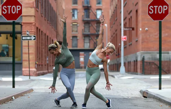 The city, girls, street, warm-up