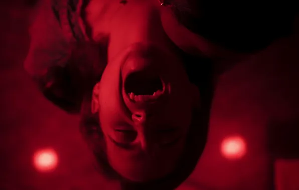 Girl, Fangs, The series, Vampire, Red light, The first murder, Sarah Catherine Hook, Juliette Fairmont