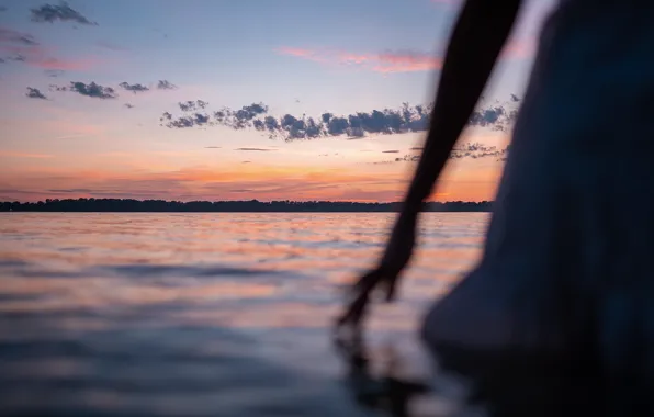 GIRL, WATER, HORIZON, The SKY, CLOUDS, HAND, SUNSET, DAL