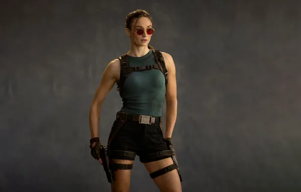 Shorts, look, Lara Croft, actress, t-shirt, Sophie Turner, sun glasses, guns