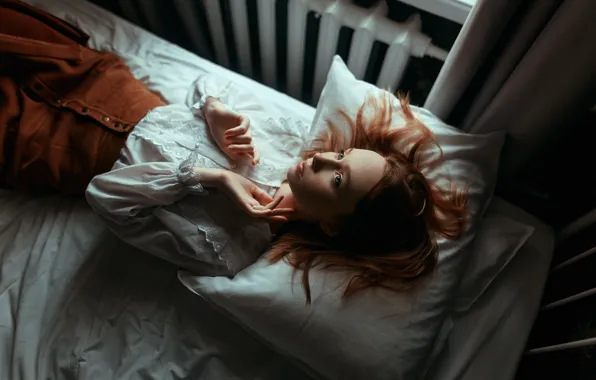 Picture girl, pillow, bed, freckles, curls, Juliana Naidenova