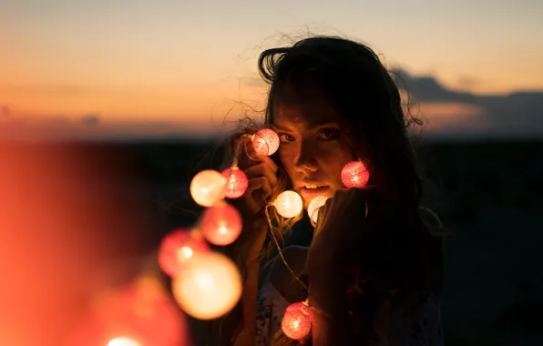 LOOK, HORIZON, BROWN hair, MOOD, FACE, LIGHTS, GARLAND