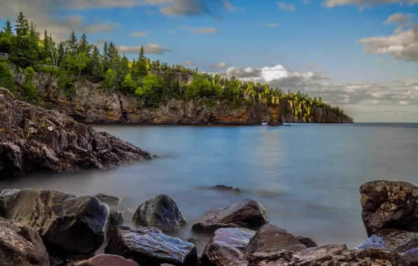 Picture the sky, clouds, trees, lake, stones, rocks, shore, horizon