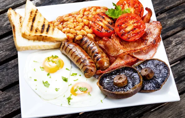 Mushrooms, bread, meat, scrambled eggs, tomatoes, bacon, mushrooms, tomatoes