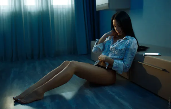 Girl, feet, shirt, on the floor, Daniel Sigidin