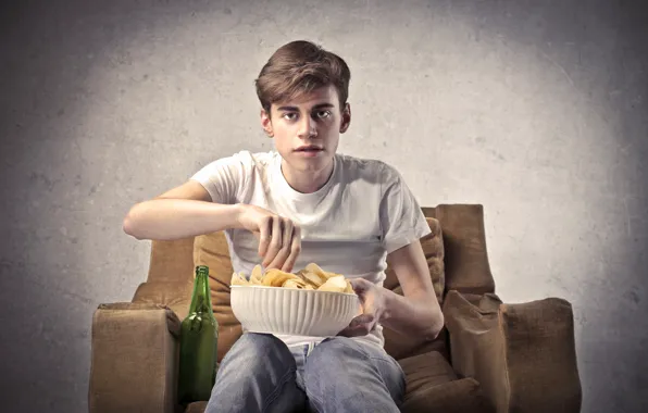 Picture look, bottle, chair, guy, chips