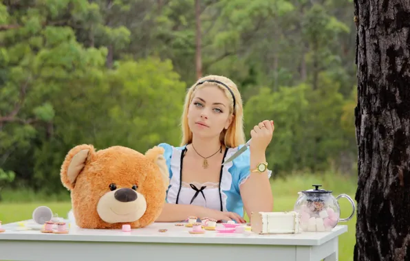 Picture girl, table, head, bear, knife