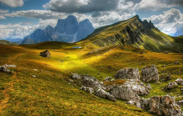 Picture sky, mountains, clouds, beauty, rays of light, the greatness of nature, spaciousness, withered grass