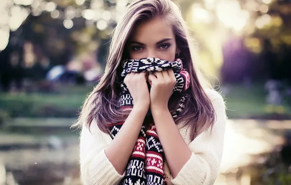 BLONDE, LOOK, HANDS, FACE, JACKET, SCARF