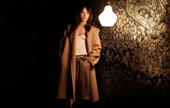Look, lamp, actress, coat, Olivia Cooke, Olivia Cooke