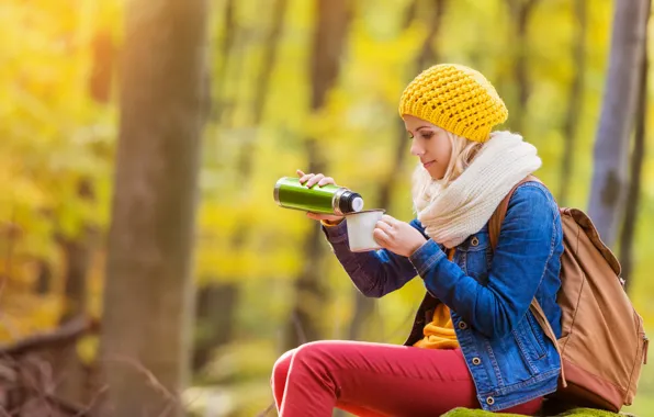 Picture Girl, sitting, in the autumn forest