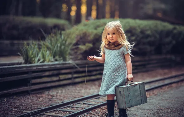 Picture watch, girl, suitcase, Young Travelers