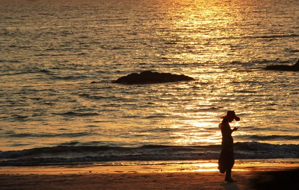 Picture sea, beach, girl, the evening, silhouette