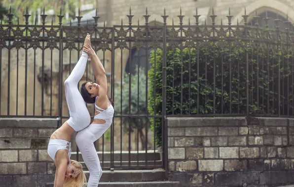 Picture girls, grace, acrobatics, Momo Power, Jade Fitzroy