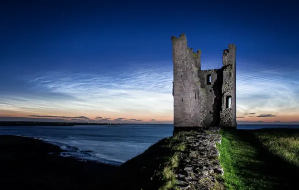 Picture Northumberland, Dunstanburgh Castle, Night Shining Tower - Noctilucent Clouds