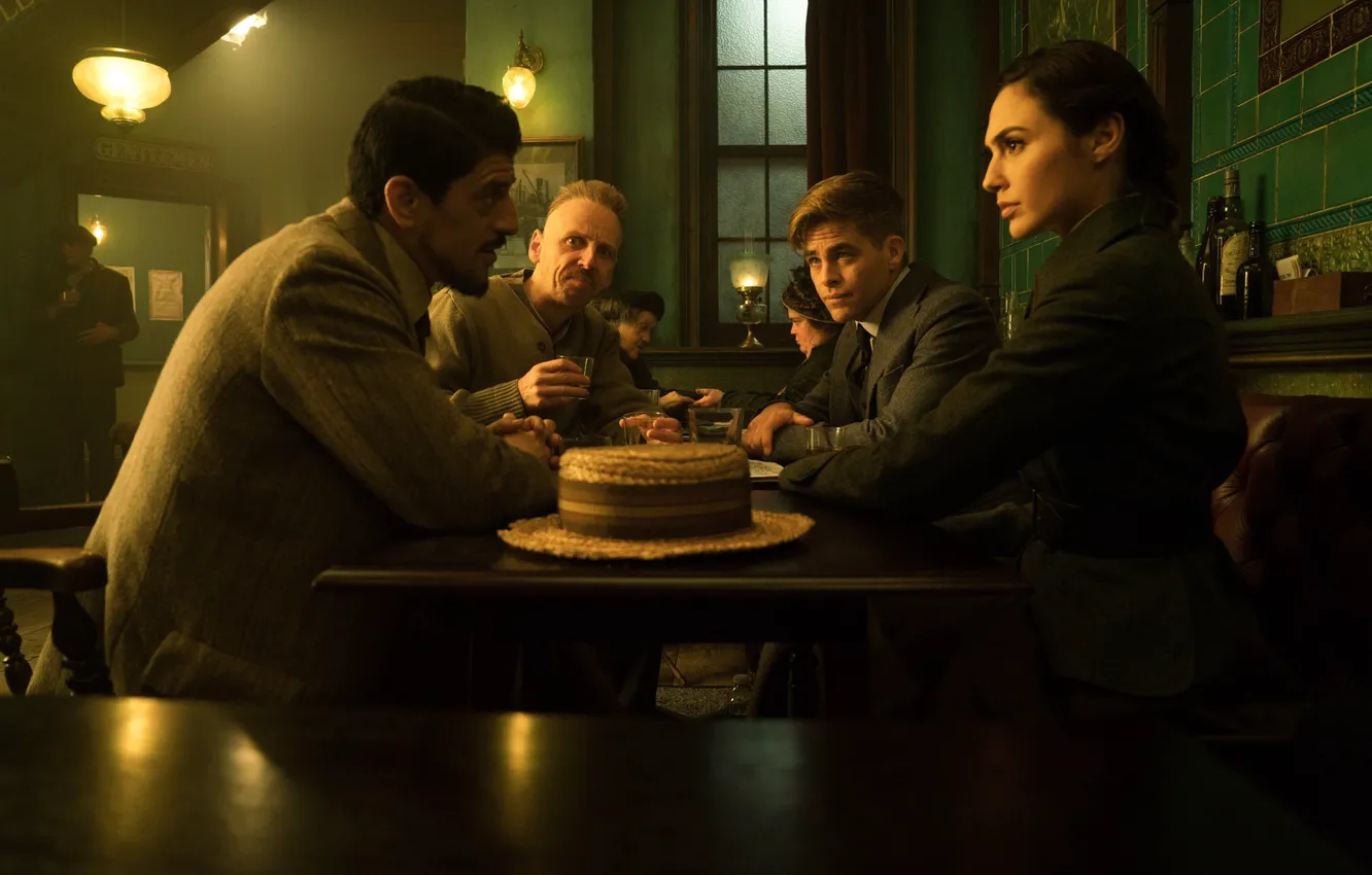 Photo wallpaper cinema, Wonder Woman, armor, hat, bar, man, movie, brunette