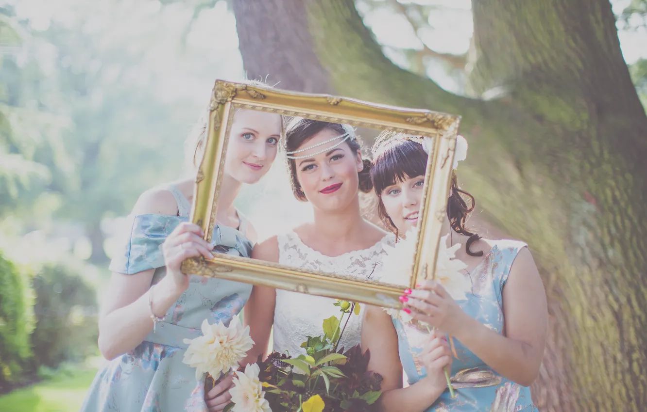 Photo wallpaper girl, the sun, trees, face, smile, bouquet, frame, dress