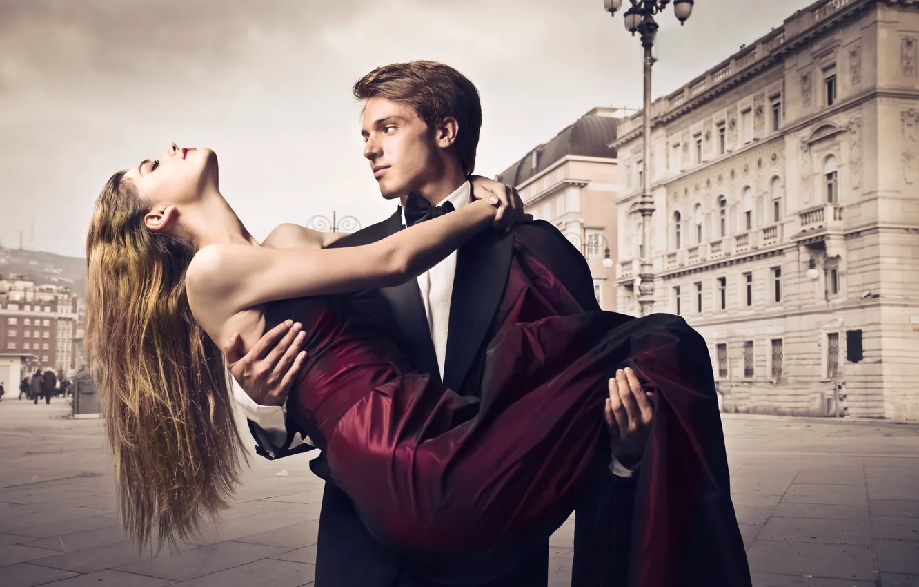 Photo wallpaper look, girl, the city, house, blonde, guy, evening dress