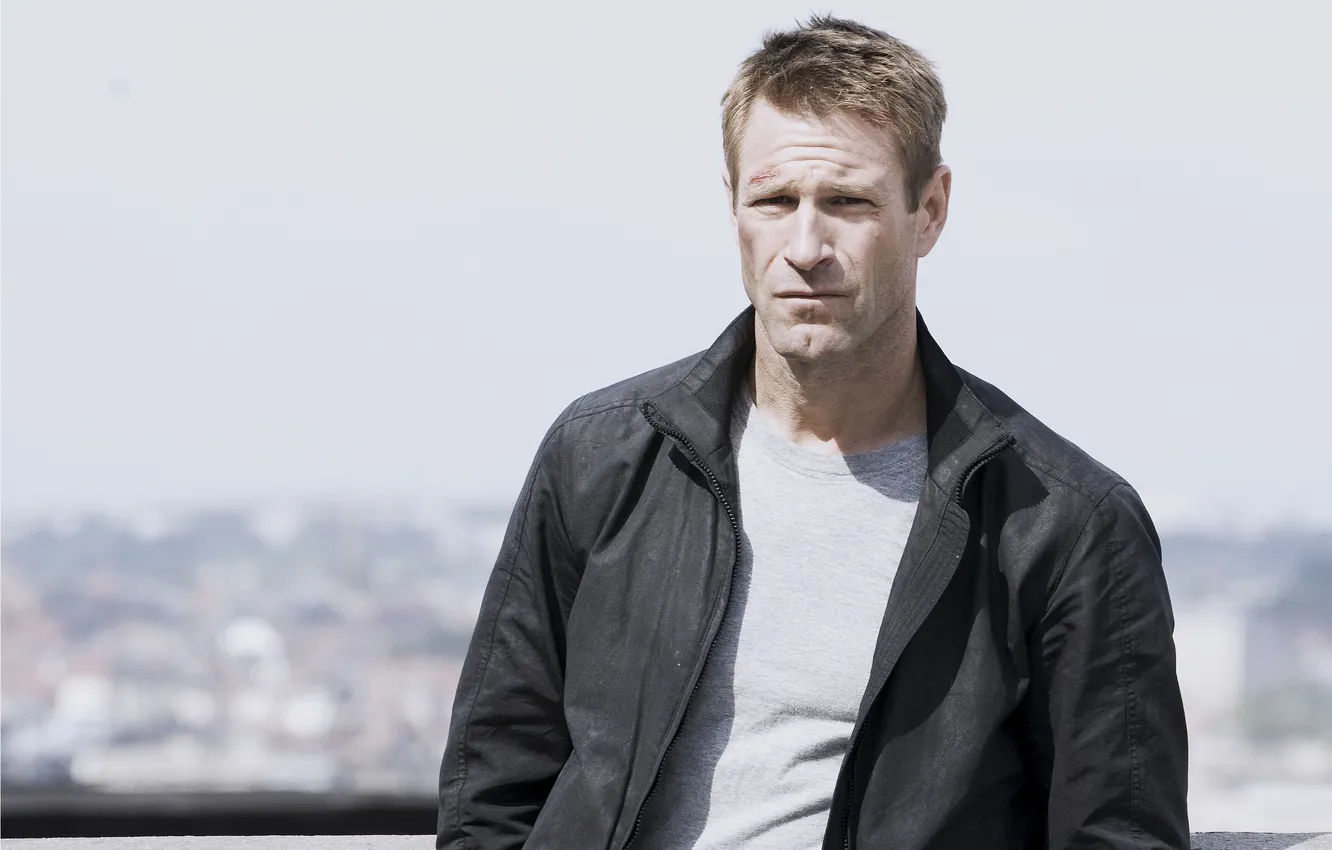 Photo wallpaper street, jacket, Aaron Eckhart, Aaron Eckhart, Expat, Erased, Ben Logan