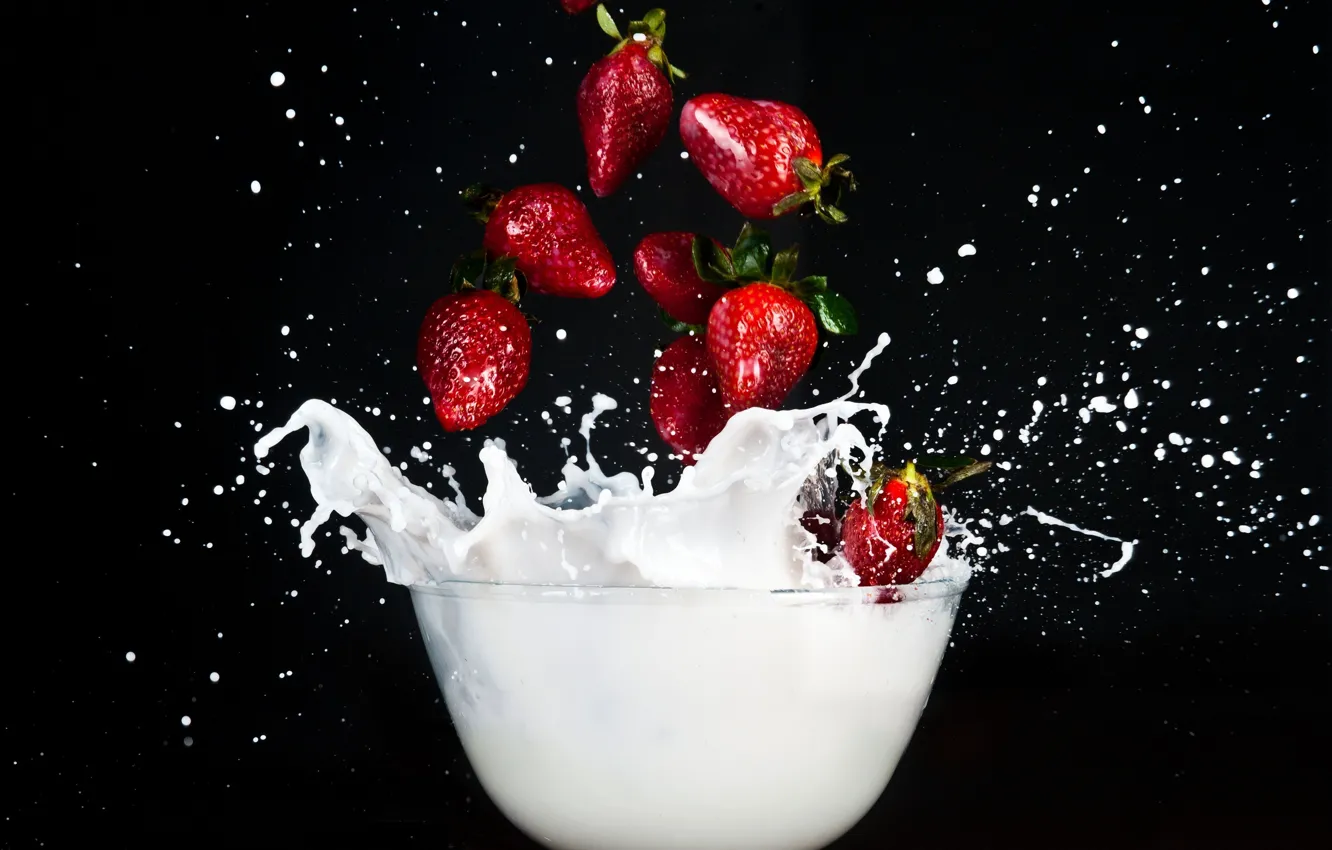 Photo wallpaper squirt, berries, milk, strawberry