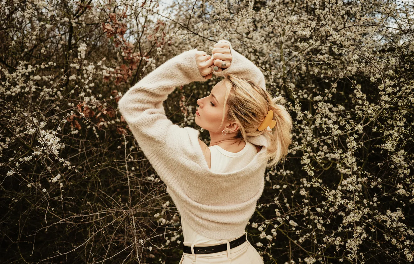 Photo wallpaper girl, garden, blonde, tail, profile