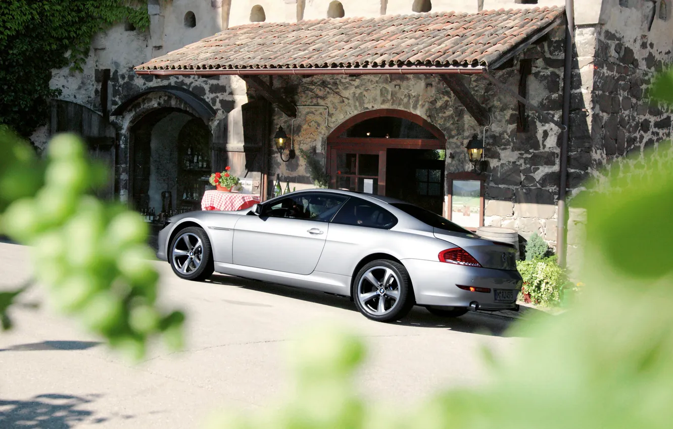 Photo wallpaper BMW, old house, 6 Series, out of the bushes, cherepitsa, e63-e64