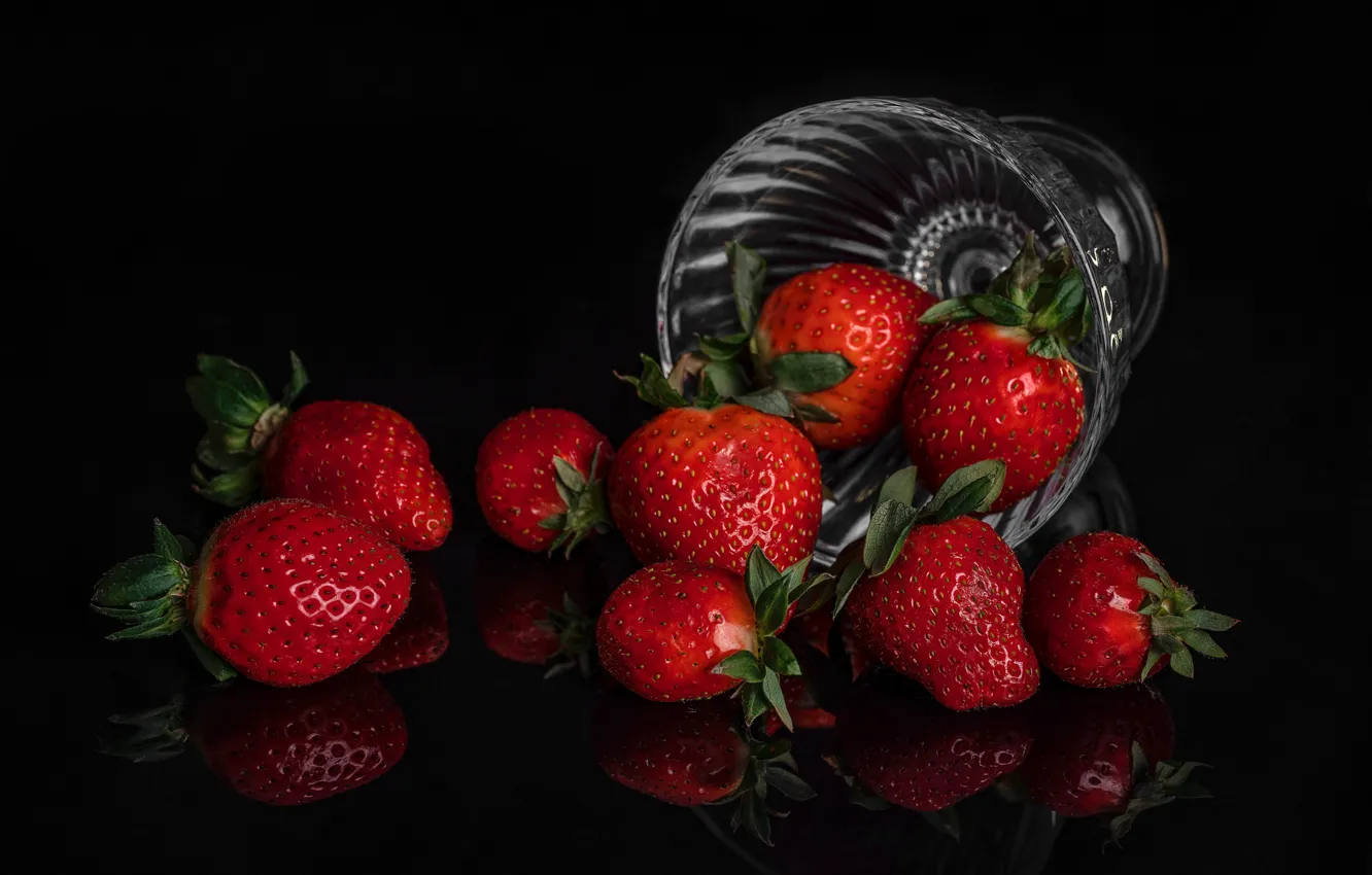 Photo wallpaper berries, strawberry, vase, the dark background