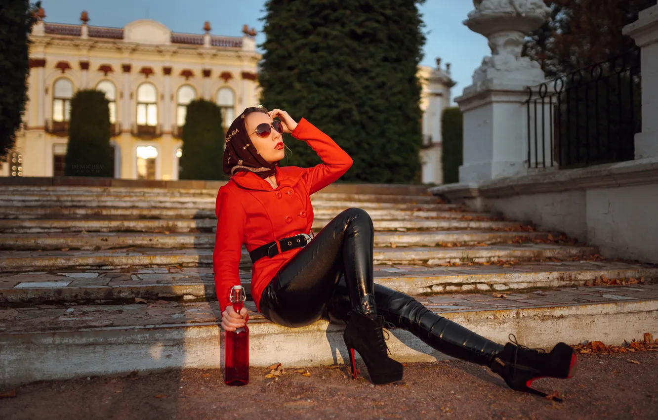 Photo wallpaper girl, pose, feet, bottle, glasses, ladder, stage, heels