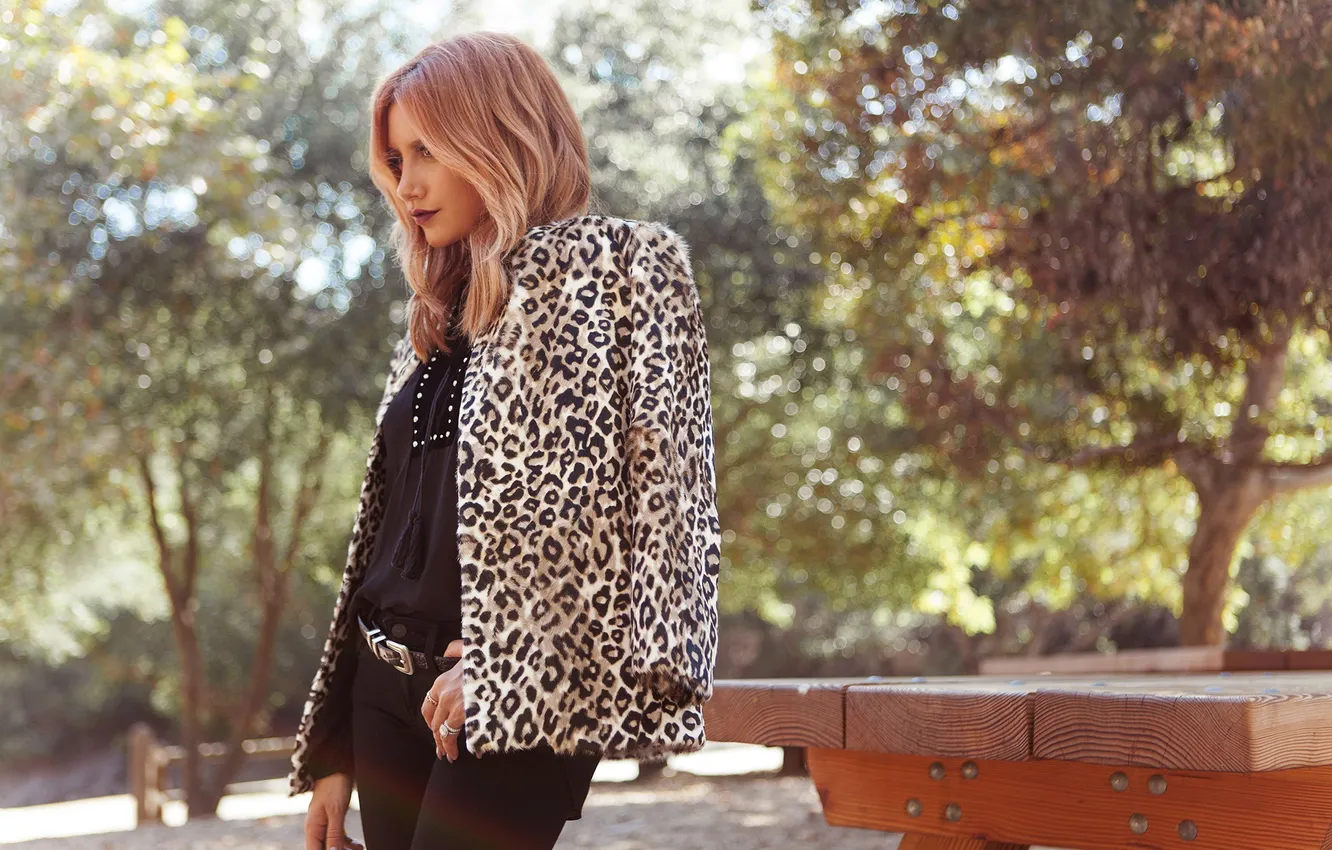 Photo wallpaper trees, glare, Park, model, actress, photographer, singer, table