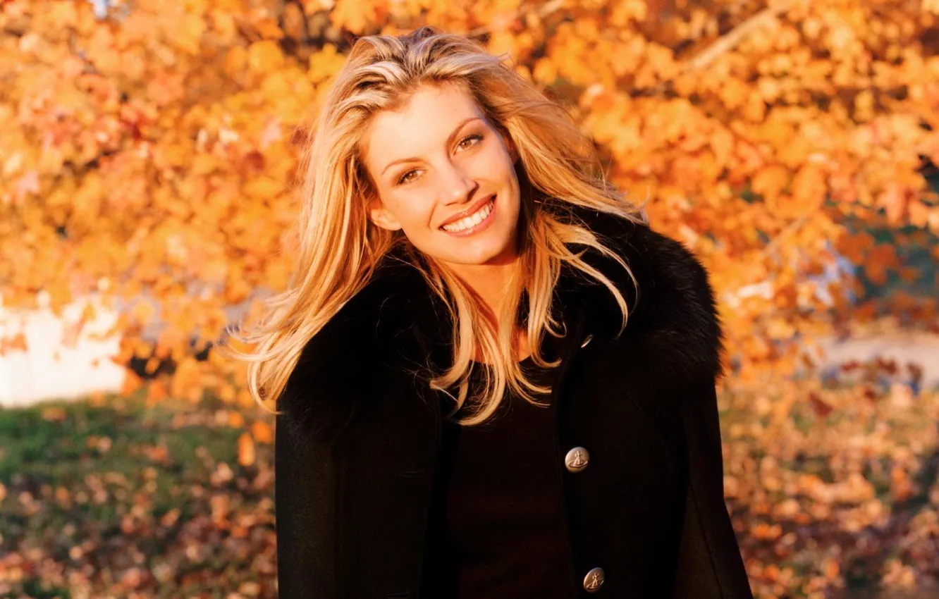 Photo wallpaper autumn, trees, yellow, smile, blonde, falling leaves, Faith Hill, palo