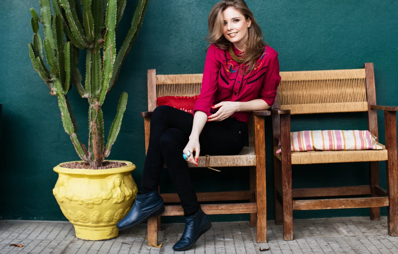 Photo wallpaper girl, wall, eyes, smile, lips, hair, chairs, cactus
