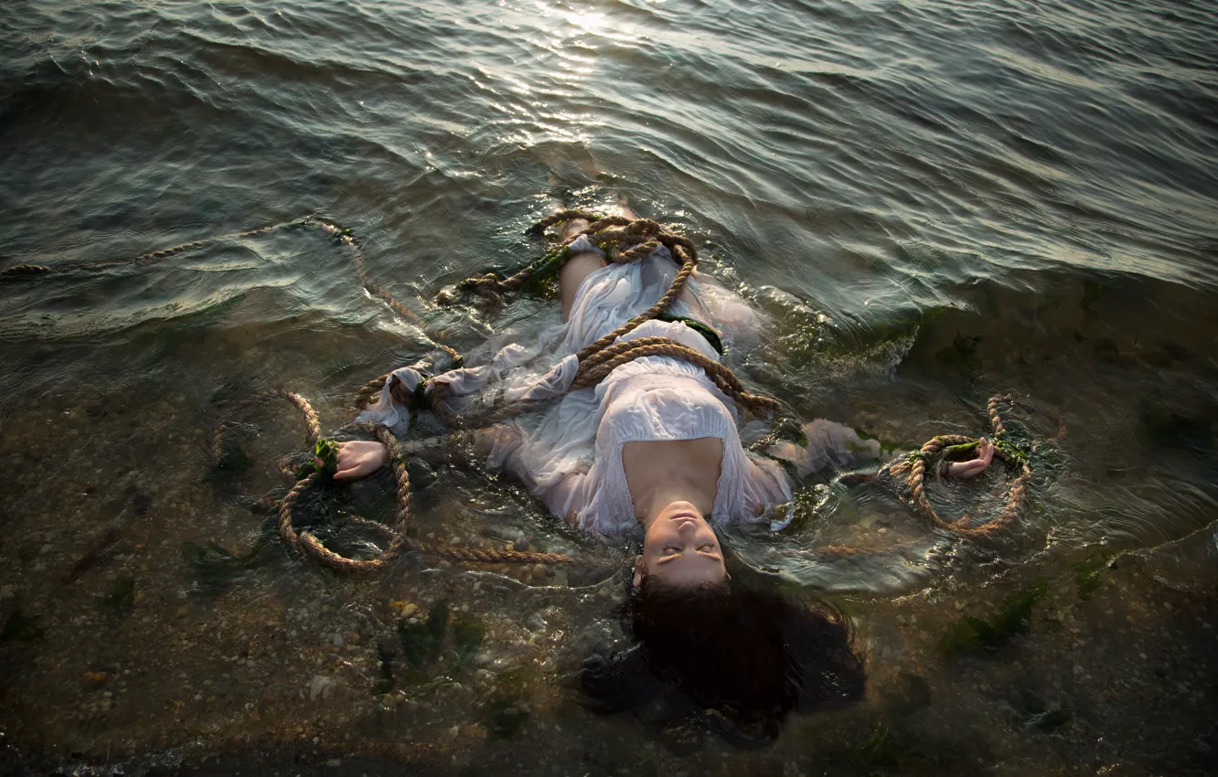 Photo wallpaper water, girl, the situation, rope, drowned
