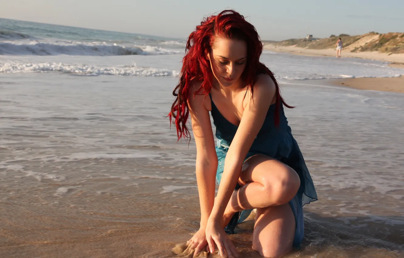 Photo wallpaper sea, look, water, girl, face, hands, legs, curls