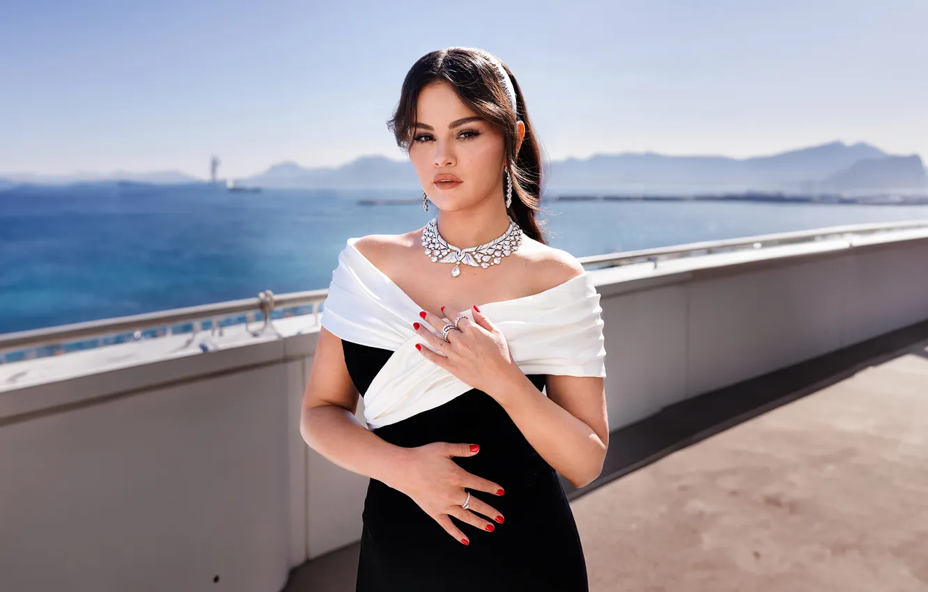 Photo wallpaper sea, look, girl, decoration, pose, photo, black, necklace