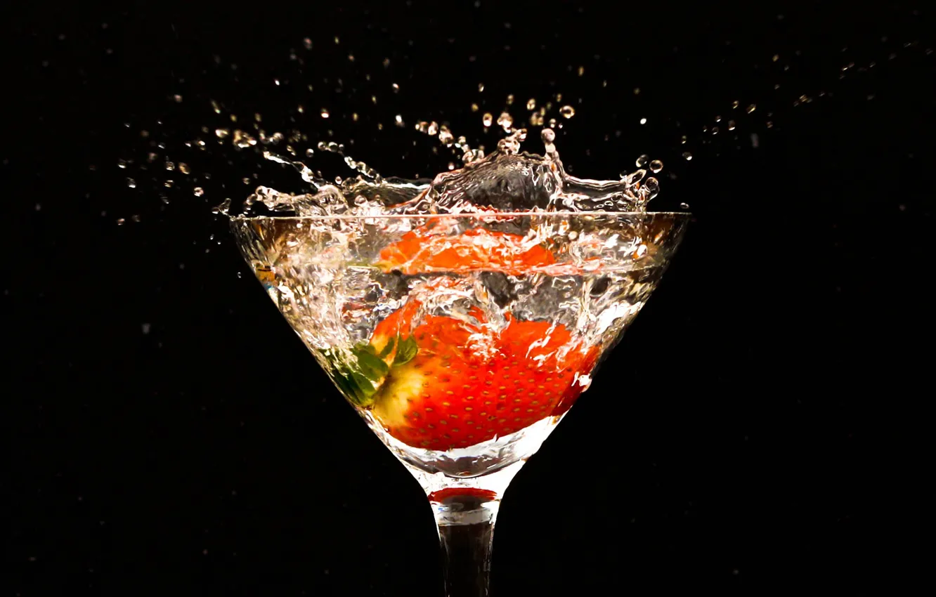 Photo wallpaper squirt, glass, strawberry, berry, cocktail, glass